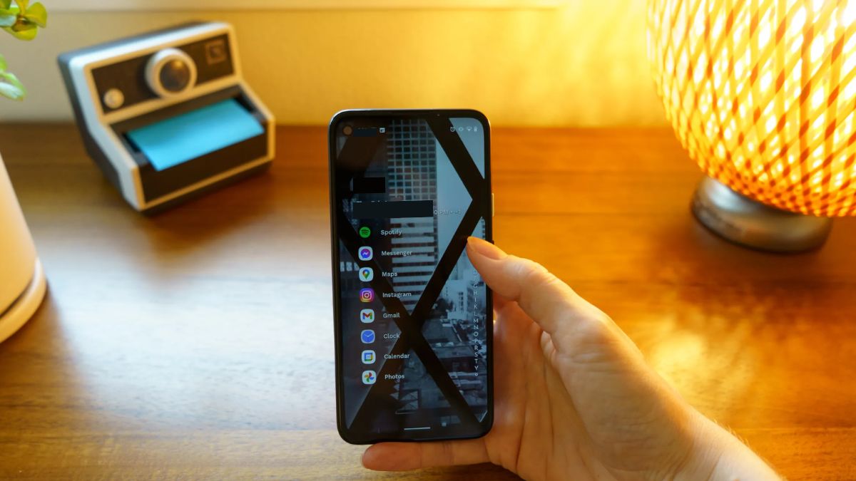 Phong cách tối giản của Niagara Launcher dùng để trang trí màn hình điện thoại Android hiện đại.