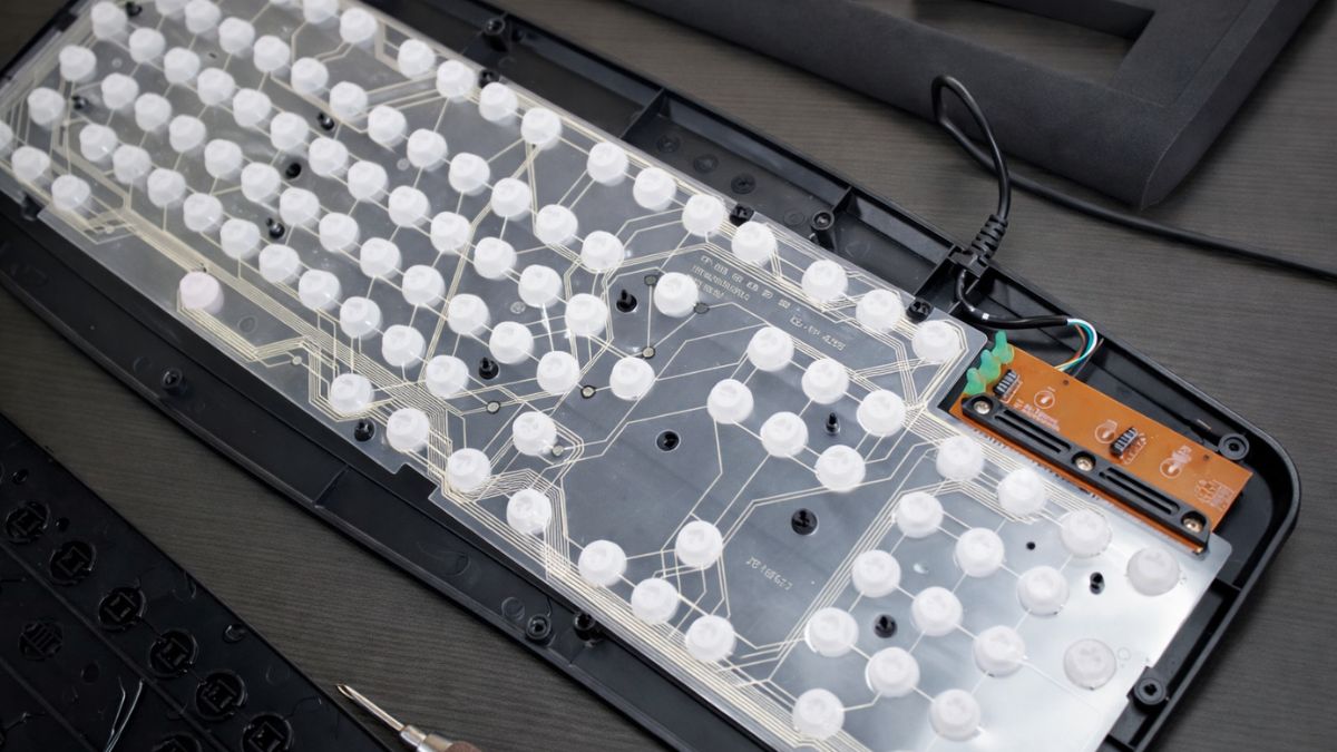 Cấu tạo lớp màng cao su bên trong giúp giải đáp bàn phím giả cơ là sao.