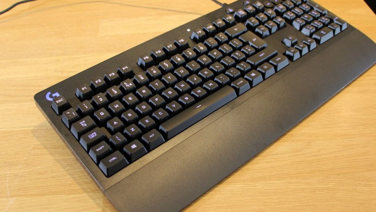 Mẫu bàn phím giả cơ Logitech G213 Prodigy hỗ trợ đèn LED RGB LIGHTSYNC.