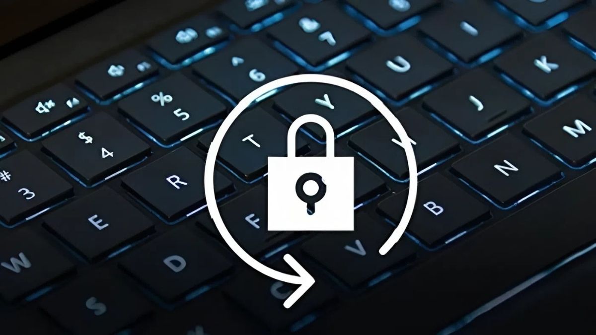 Vệ sinh định kỳ giúp hạn chế tình trạng bàn phím máy tính bị khóa không gõ được do kẹt bụi.