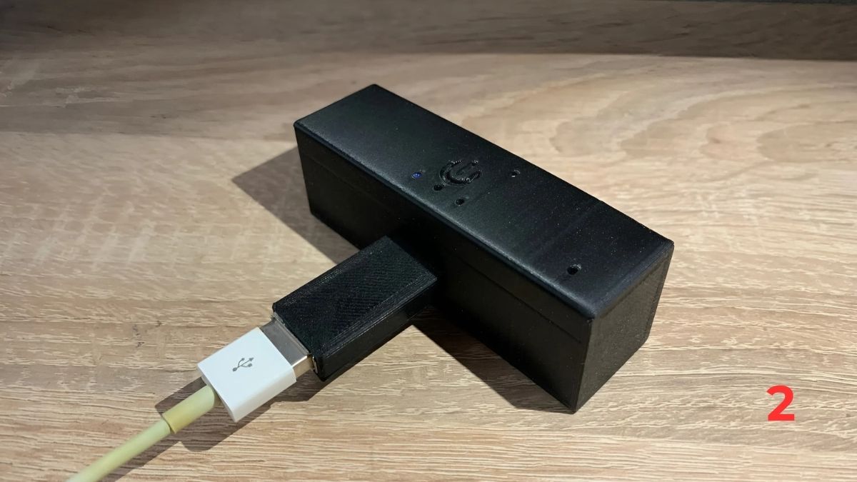 Cắm dây USB của bàn phím vào adapter để cấp nguồn và truyền tín hiệu.