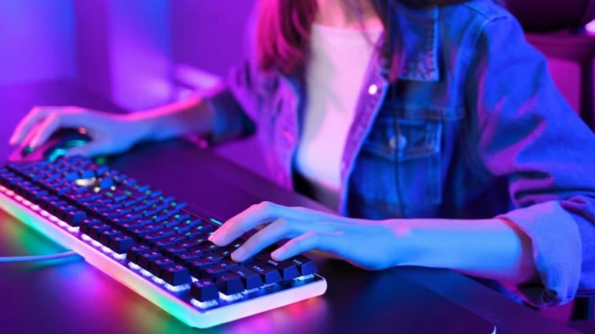 Người dùng đang thao tác gõ phím sau khi thực hiện cài đặt bàn phím máy tính thành công.