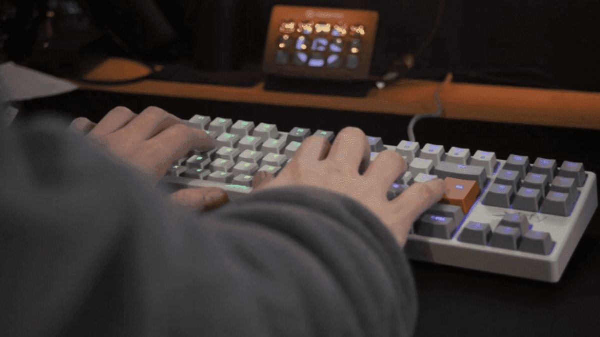 Kiểm tra hoạt động của thiết bị sau khi hoàn tất cài đặt lại bàn phím máy tính.