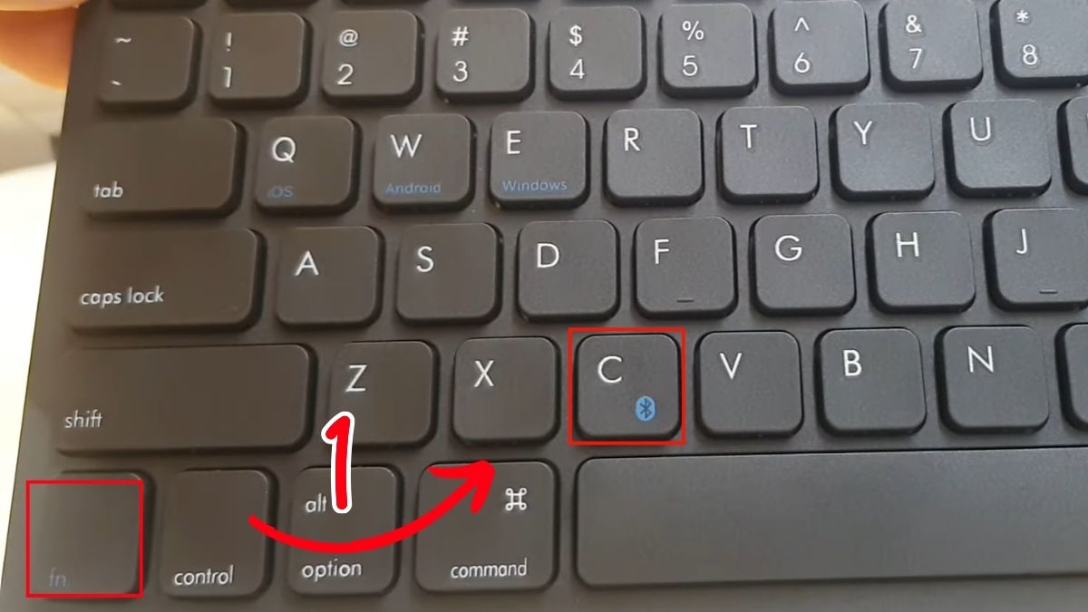 Nhấn tổ hợp phím kích hoạt để cài đặt bàn phím Bluetooth cho laptop nhanh chóng.