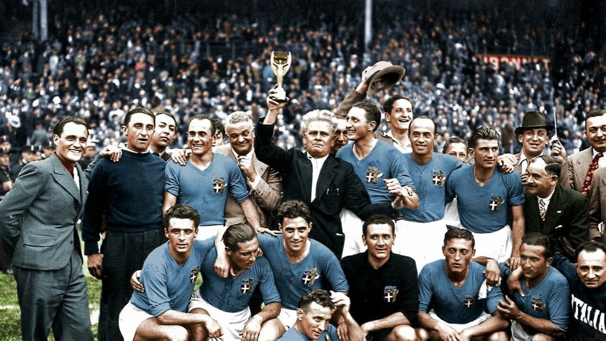 Tuyển Ý, một trong các đội vô địch world cup trong lịch sử 2 lần liên tiếp, ăn mừng năm 1938