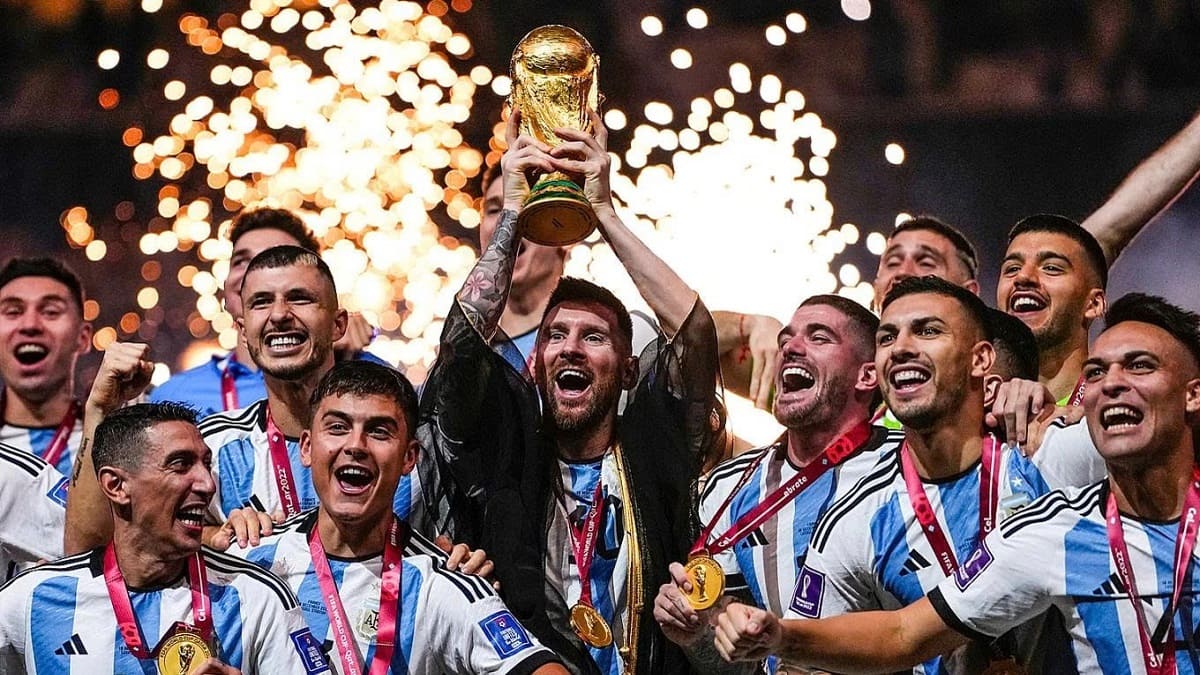 Lionel Messi nâng cúp cùng các đội vô địch world cup trong lịch sử tuyển Argentina năm 2022