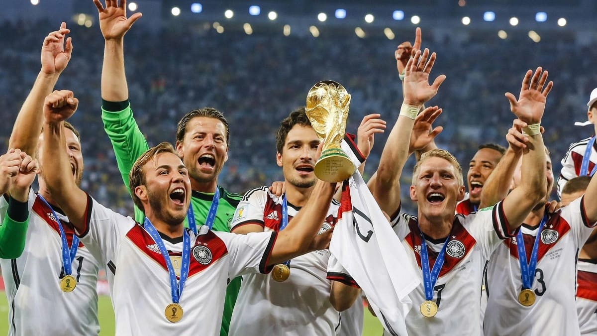 Đội tuyển Đức nâng cúp vàng, ghi tên vào các đội vô địch world cup trong lịch sử năm 2014