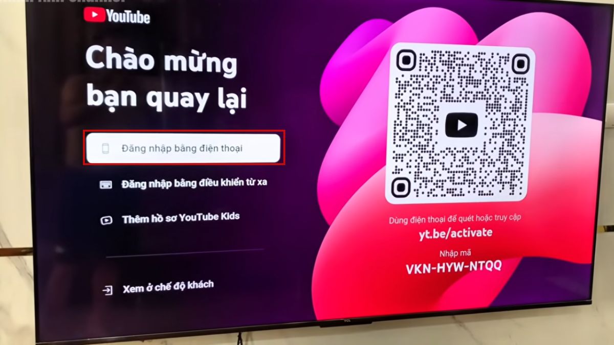 Màn hình tivi hiển thị mã QR hỗ trợ cách đăng nhập youtube trên tivi.