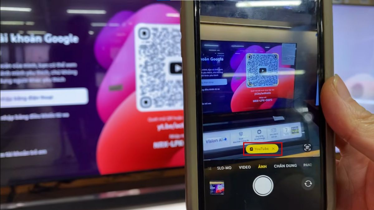Quét mã QR là cách đăng nhập youtube trên tivi bằng điện thoại.