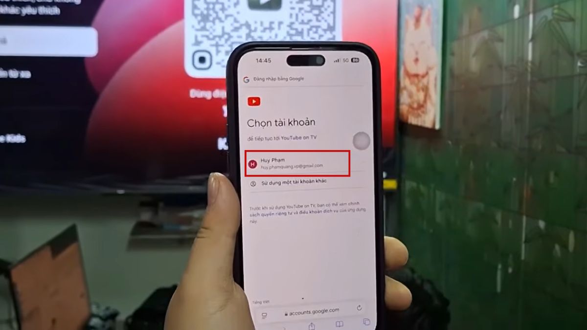 Chọn tài khoản Google cá nhân khi thực hiện cách đăng nhập youtube trên tivi.