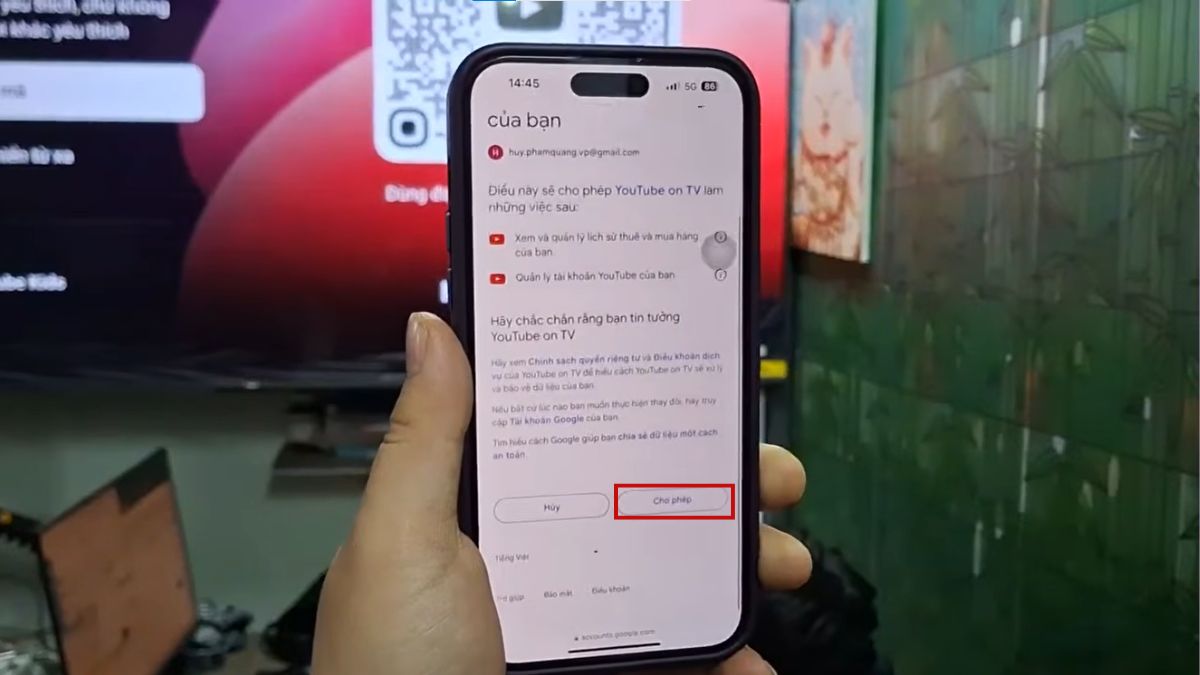 Bấm Cho phép để hoàn tất cách đăng nhập youtube trên tivi bằng điện thoại.