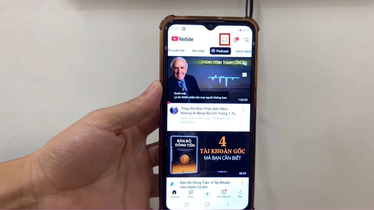 Nhấn biểu tượng Chromecast điện thoại thực hiện cách đăng nhập youtube trên tivi.