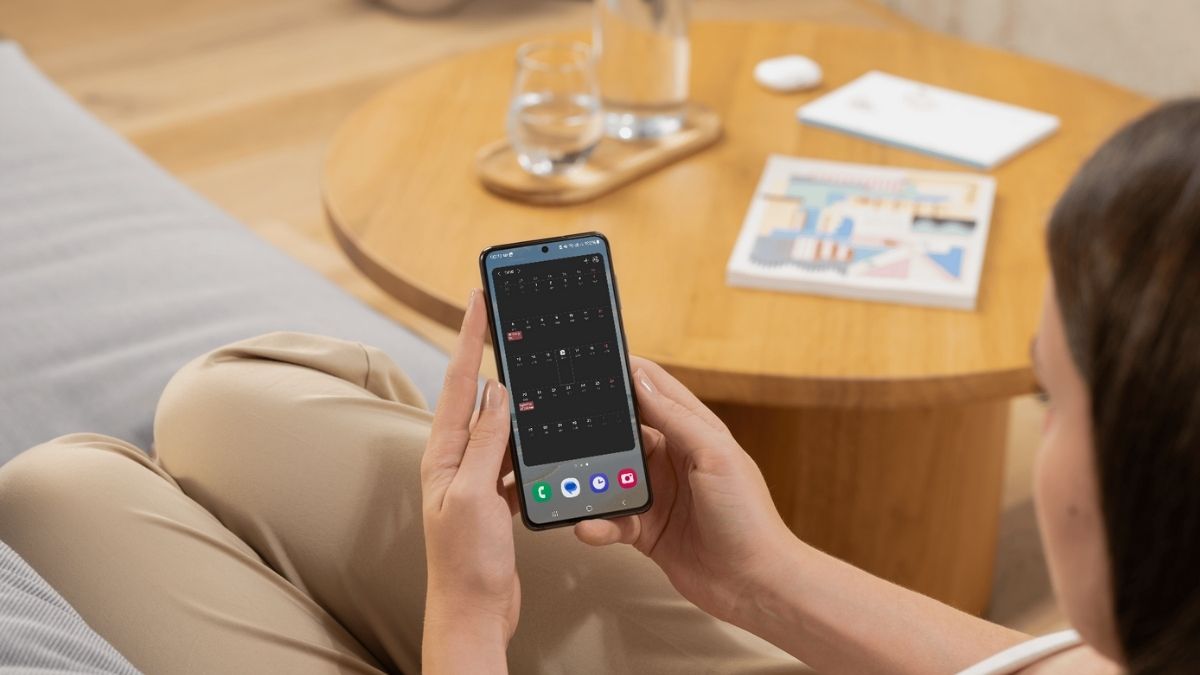 cách đưa lịch ra màn hình điện thoại samsung để xem nhanh ngày tháng