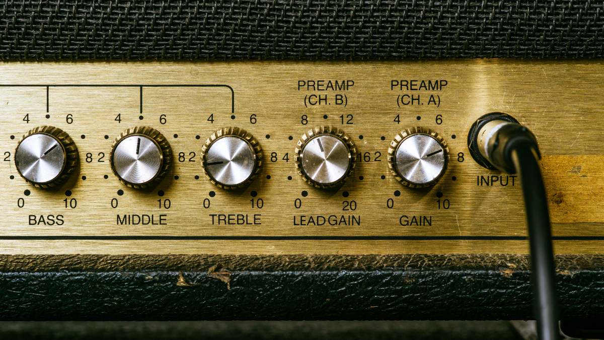 Mẹo điều chỉnh thông số amply sau khi áp dụng cách kết nối thêm loa trợ lời.