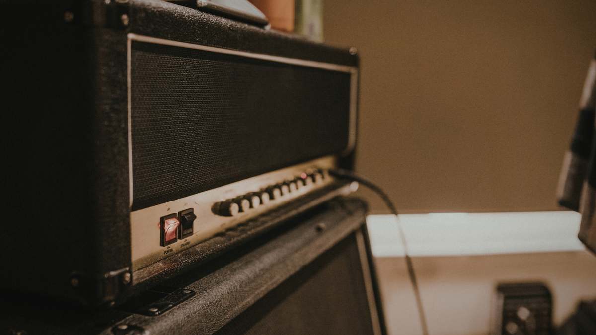 Kiểm tra công suất thiết bị trước khi thực hiện cách đấu dàn karaoke gia đình.