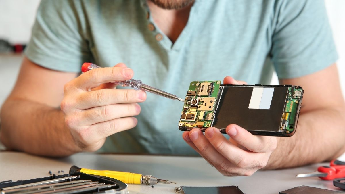 Mang máy đến trung tâm bảo hành khi cách đẩy nước ra khỏi loa Android tại nhà không hiệu quả.