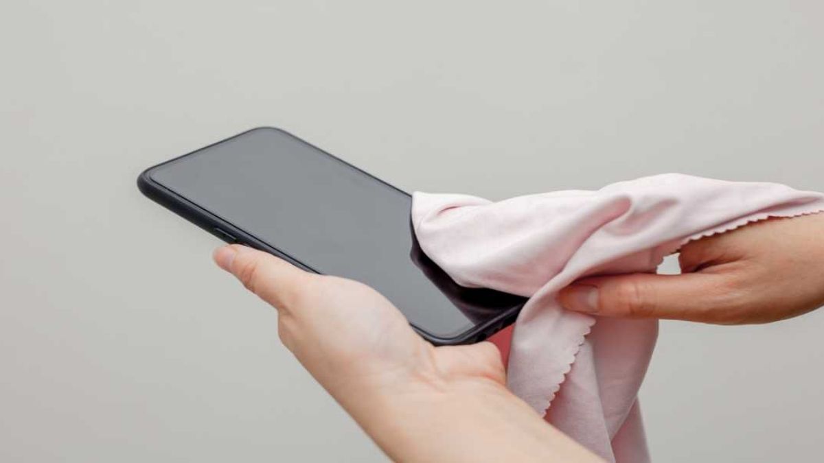 Dùng khăn mềm lau khô máy là cách đẩy nước ra khỏi loa điện thoại thủ công.