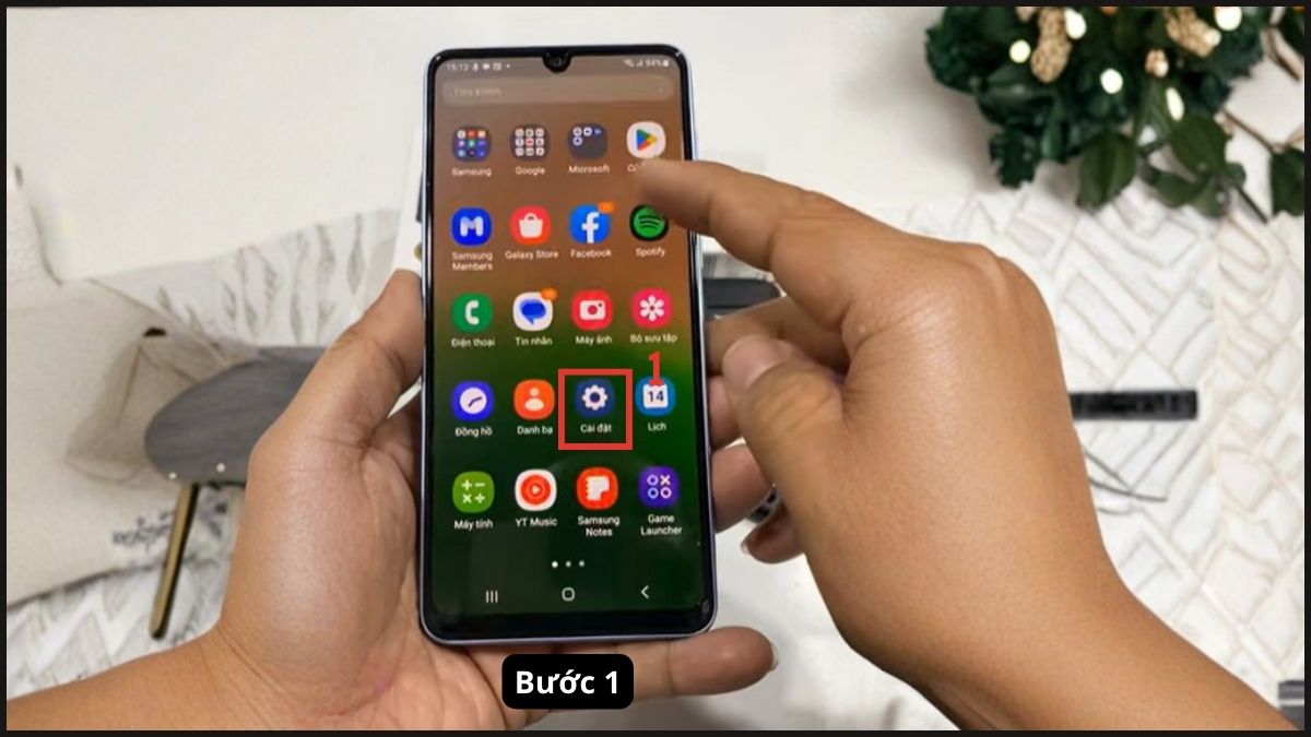 Cách bật OTG trên điện thoại Samsung bằng cách truy cập vào mục Cài đặt hệ thống.