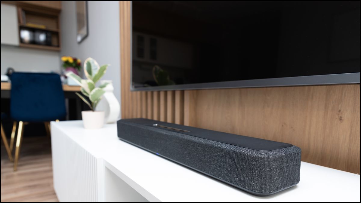 Bố trí loa cho phòng khách nhỏ với dòng loa Soundbar đặt dưới TV.