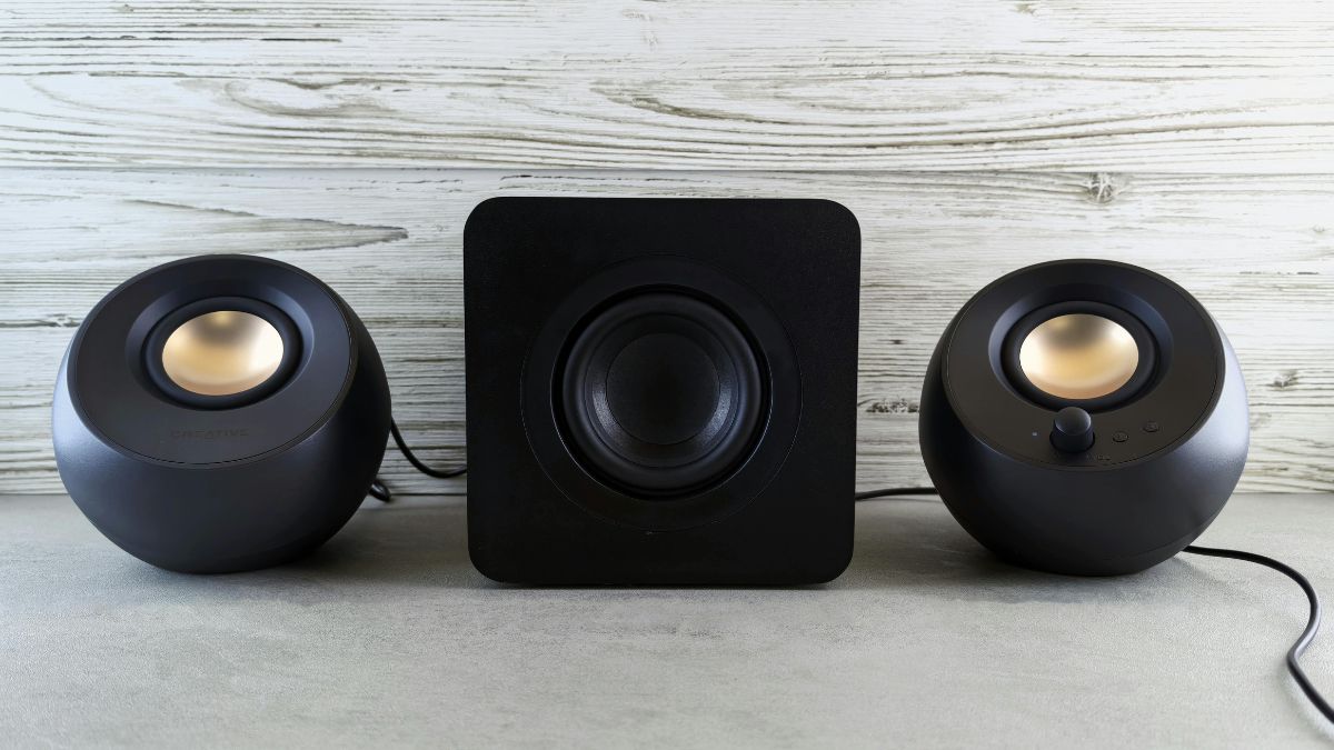 Quy tắc đặt loa siêu trầm cách tường hợp lý để tránh hiện tượng dội âm và ù nền.