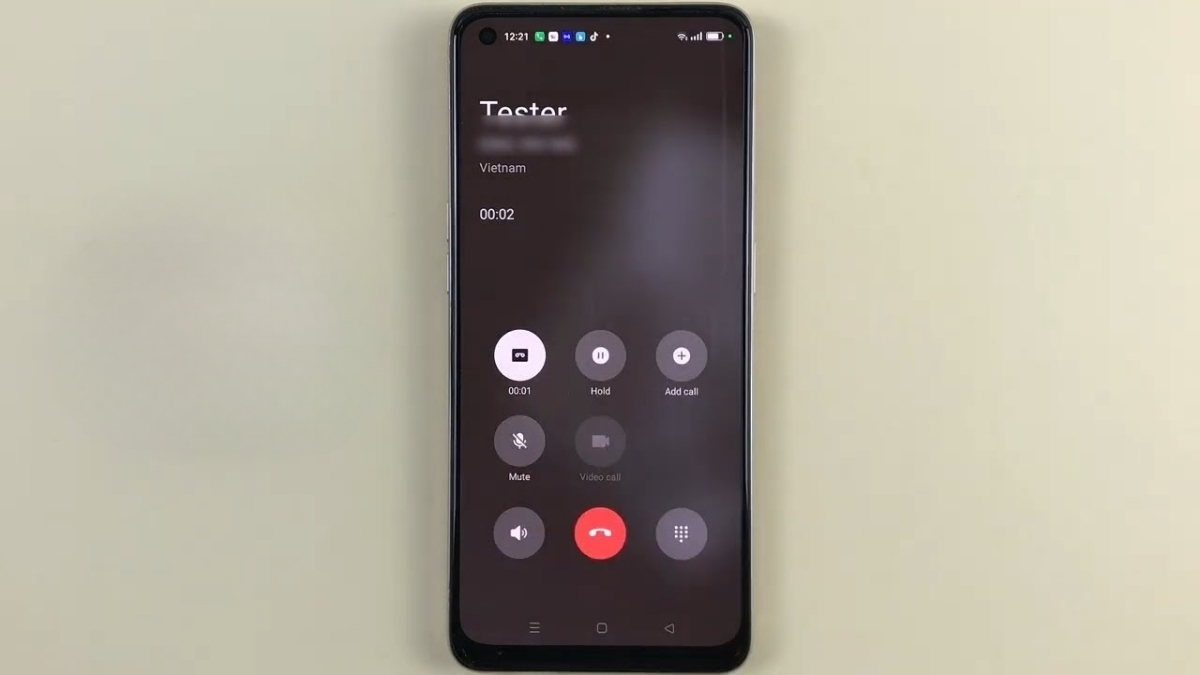 Ảnh màn hình cuộc gọi đang diễn ra trên điện thoại OPPO, minh họa việc dùng số khác để gọi nhằm kiểm tra xem số chính có bị chặn không, một phần của quá trình quản lý cuộc gọi bên cạnh việc ghi âm cuộc gọi trên oppo.