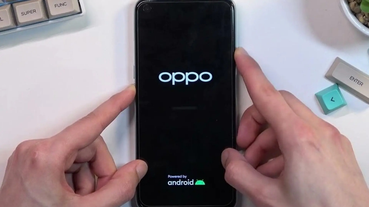 Ảnh một chiếc điện thoại OPPO đang khởi động lại, đây là một mẹo nhỏ sau khi hủy chặn số điện thoại để đảm bảo liên lạc thông suốt, cũng là một hành động khi có vấn đề với chức năng ghi âm cuộc gọi trên oppo.