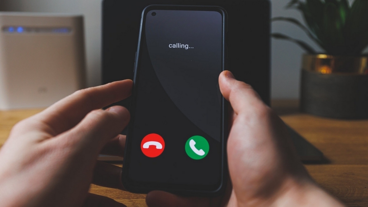 Ảnh một chiếc điện thoại đang ở màn hình cuộc gọi đến (calling...), minh họa dấu hiệu bị chặn (cuộc gọi ngắt/báo bận) hoặc đã bỏ chặn thành công, liên quan đến việc bật ghi âm cuộc gọi trên oppo.