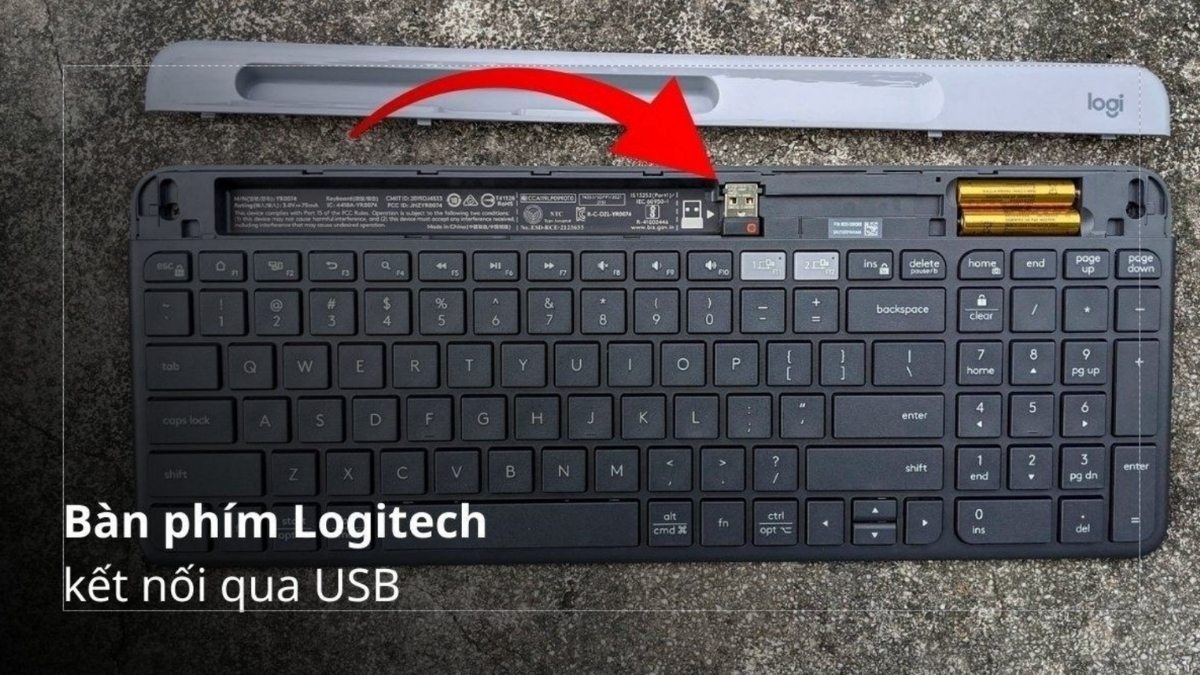 Cách kết nối bàn phím Logitech sử dụng USB Receiver gắn phía sau khay pin.