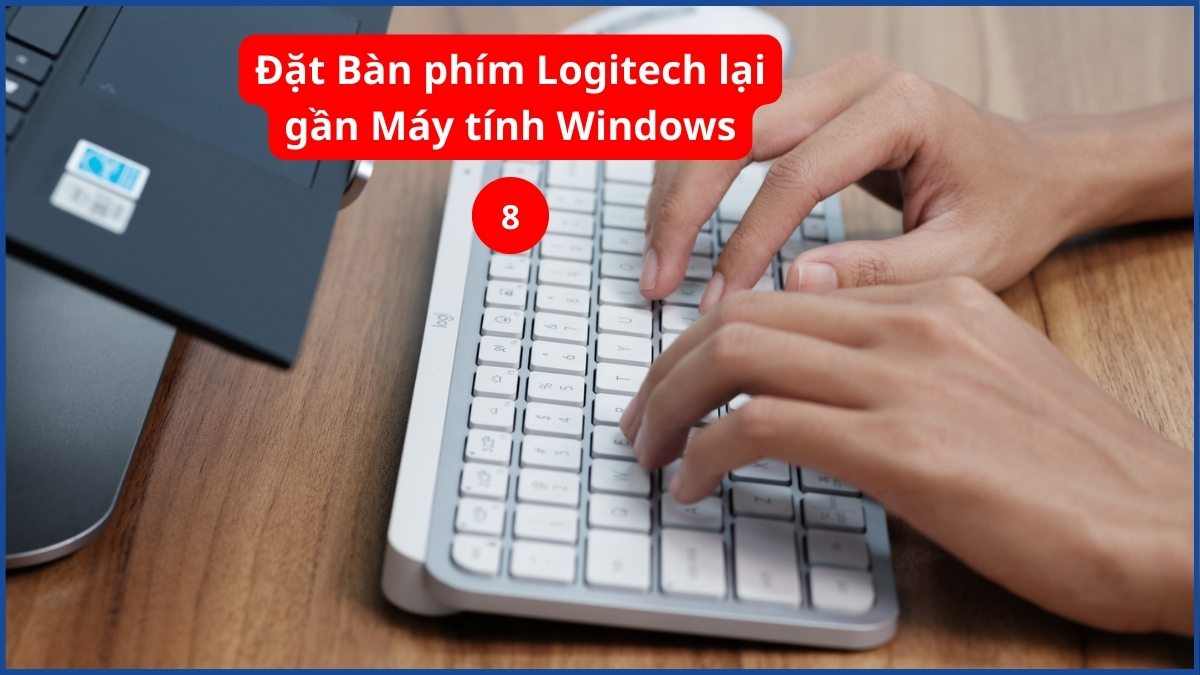 Đặt thiết bị lại gần máy tính để thực hiện cách kết nối bàn phím Logitech không dây.