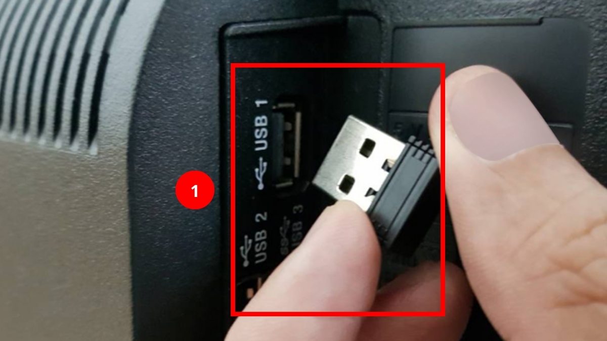Cắm USB Receiver vào TV là cách kết nối bàn phím Logitech không dây với Smart TV.
