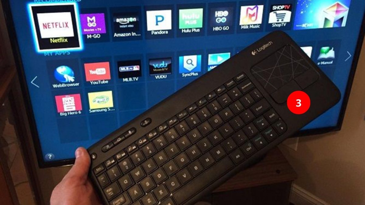 Sử dụng bàn phím Logitech trên Smart TV sau khi thực hiện cách kết nối bàn phím Logitech.