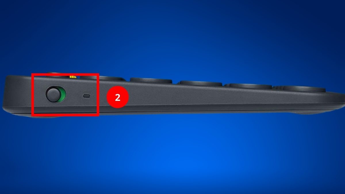 Gạt công tắc nguồn sang ON để bắt đầu cách kết nối bàn phím Logitech không dây.