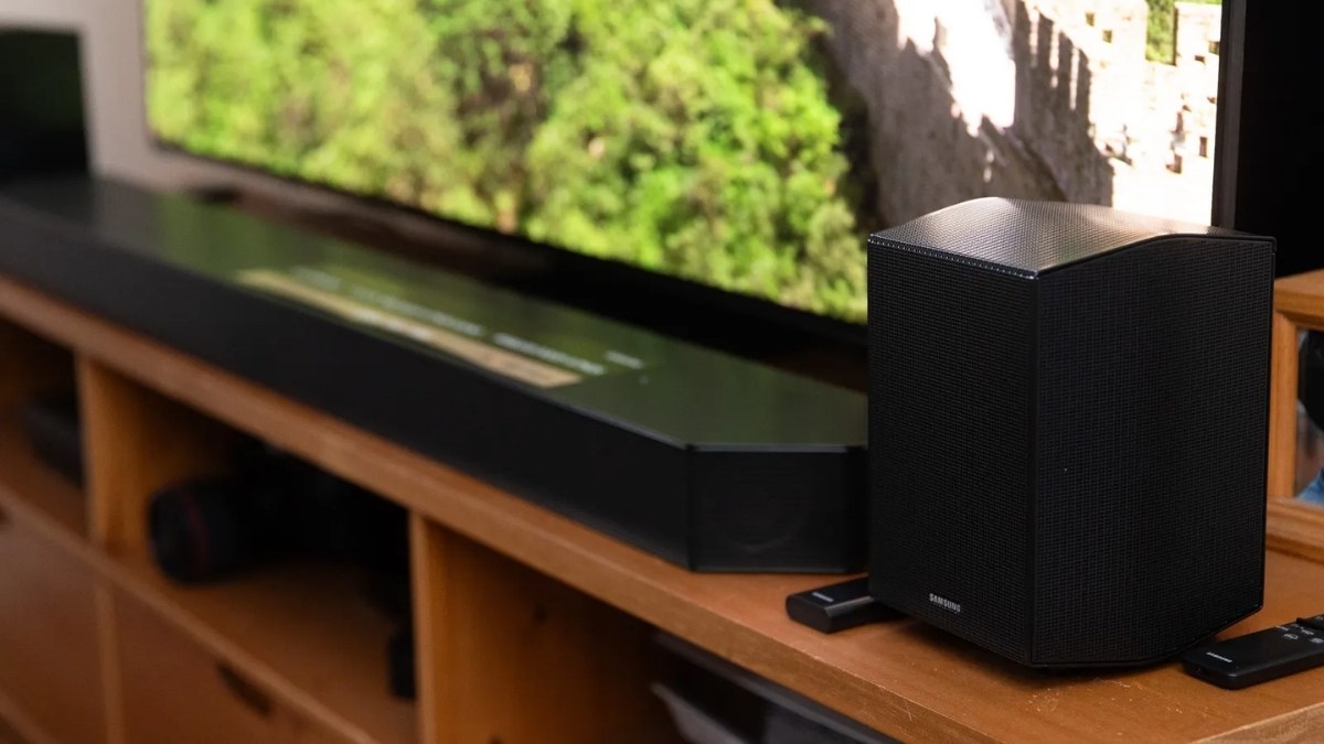 Lưu ý khoảng cách và vật cản khi thực hiện cách kết nối TV Samsung với loa Bluetooth.