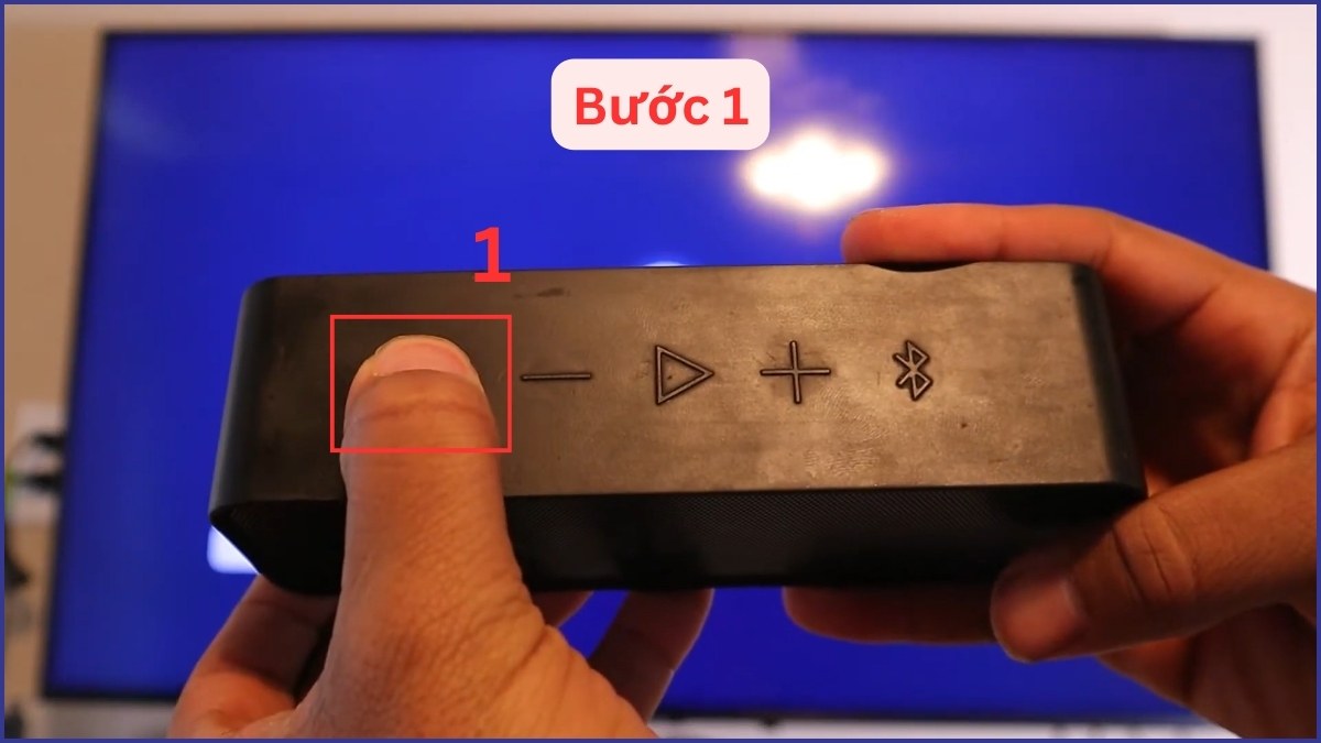 Nhấn giữ nút nguồn trên loa để bắt đầu cách kết nối loa Bluetooth với TV Samsung.
