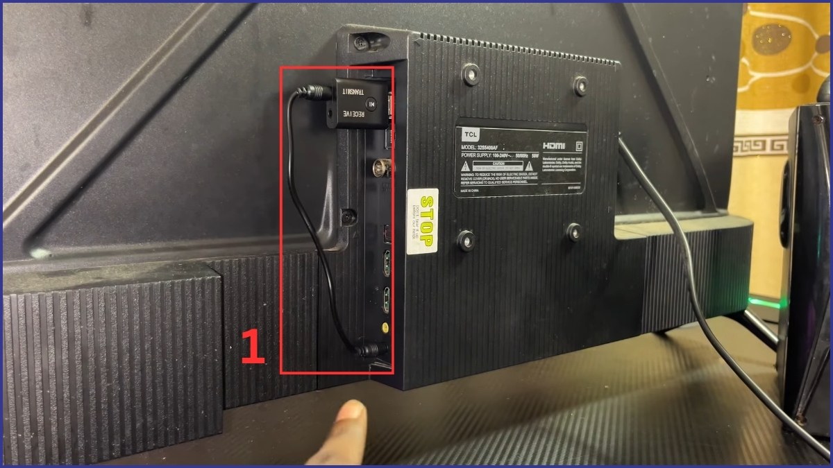 Sử dụng bộ chuyển đổi là cách kết nối loa Bluetooth với tivi Samsung đời cũ.