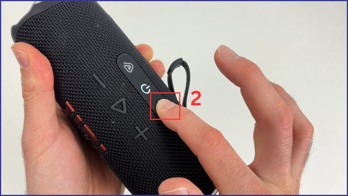 Kích hoạt chế độ ghép đôi trên loa để kết nối TV Samsung với loa Bluetooth qua bộ phát.