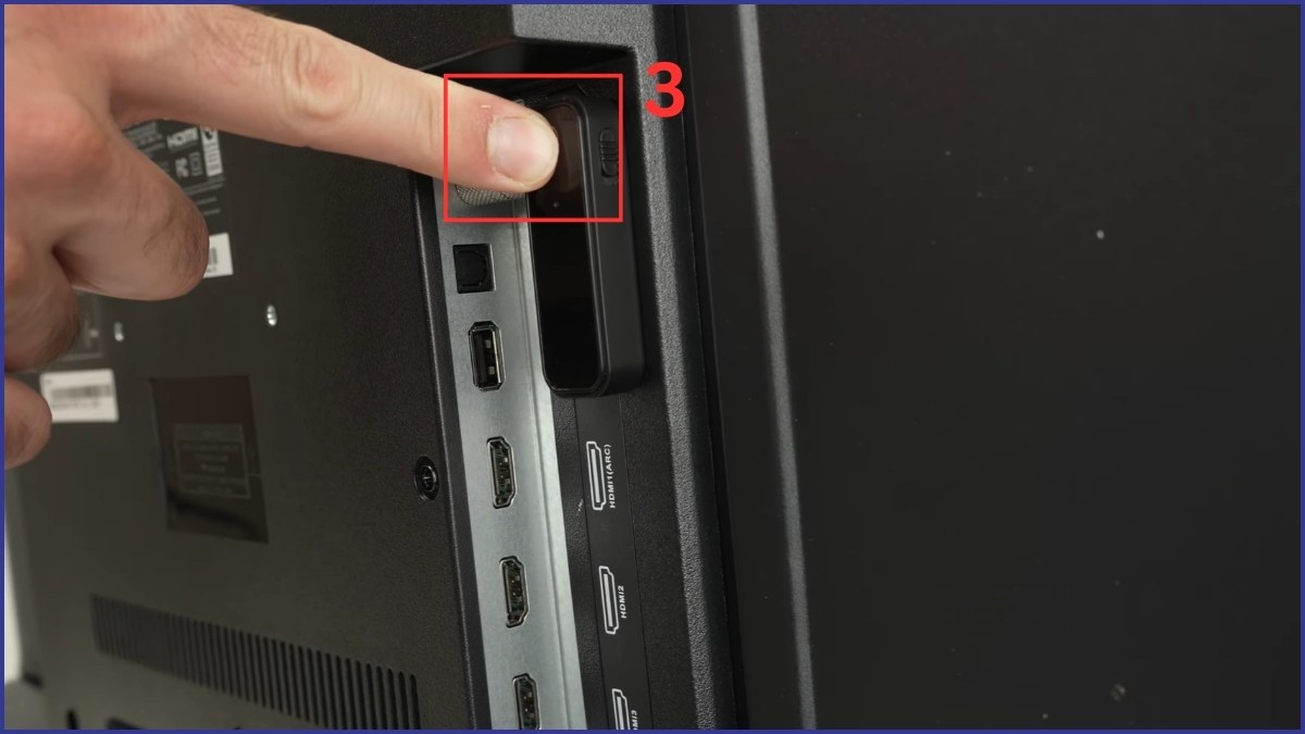 Nhấn giữ nút trên bộ phát Bluetooth để kết nối loa Bluetooth với tivi Samsung đời cũ.