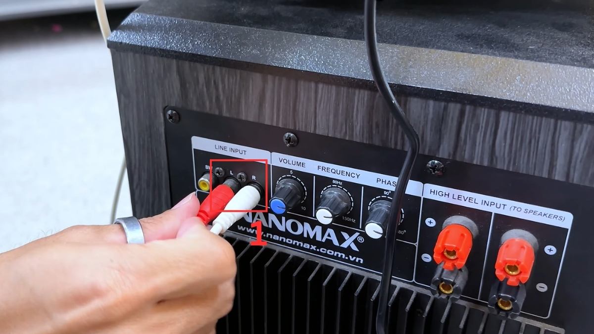 Cắm cáp RCA vào cổng Audio In là cách kết nối loa Nanomax với điện thoại ổn định.
