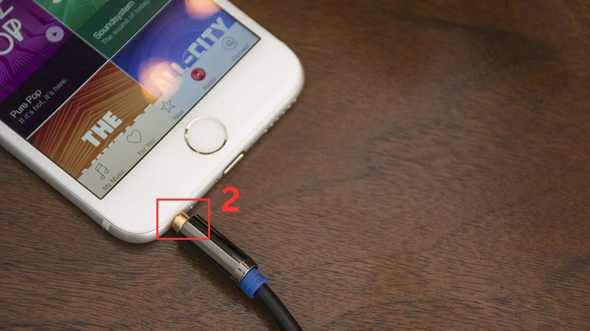 Kết nối đầu jack 3.5mm vào điện thoại để truyền tín hiệu âm thanh tới loa Nanomax.