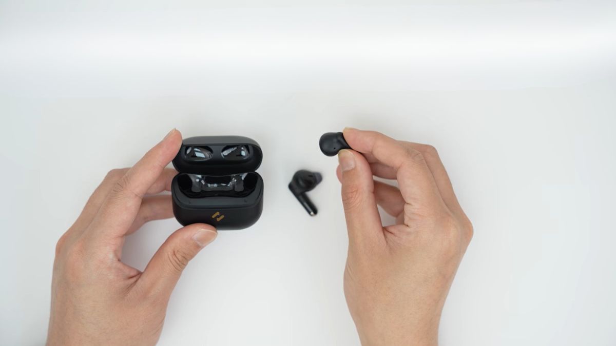 Thao tác cầm tai nghe trên tay chuẩn bị thực hiện các bước reset tai nghe Havit.