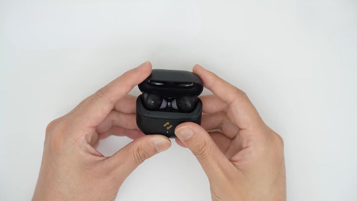 Đặt thiết bị vào hộp để đồng bộ dữ liệu sau khi reset tai nghe Havit bị lỗi.