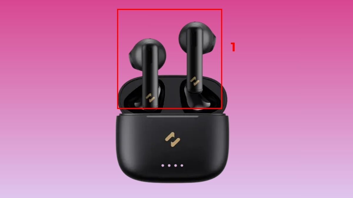 Lấy tai nghe ra khỏi hộp sạc để kích hoạt kết nối tai nghe Havit với iPhone.