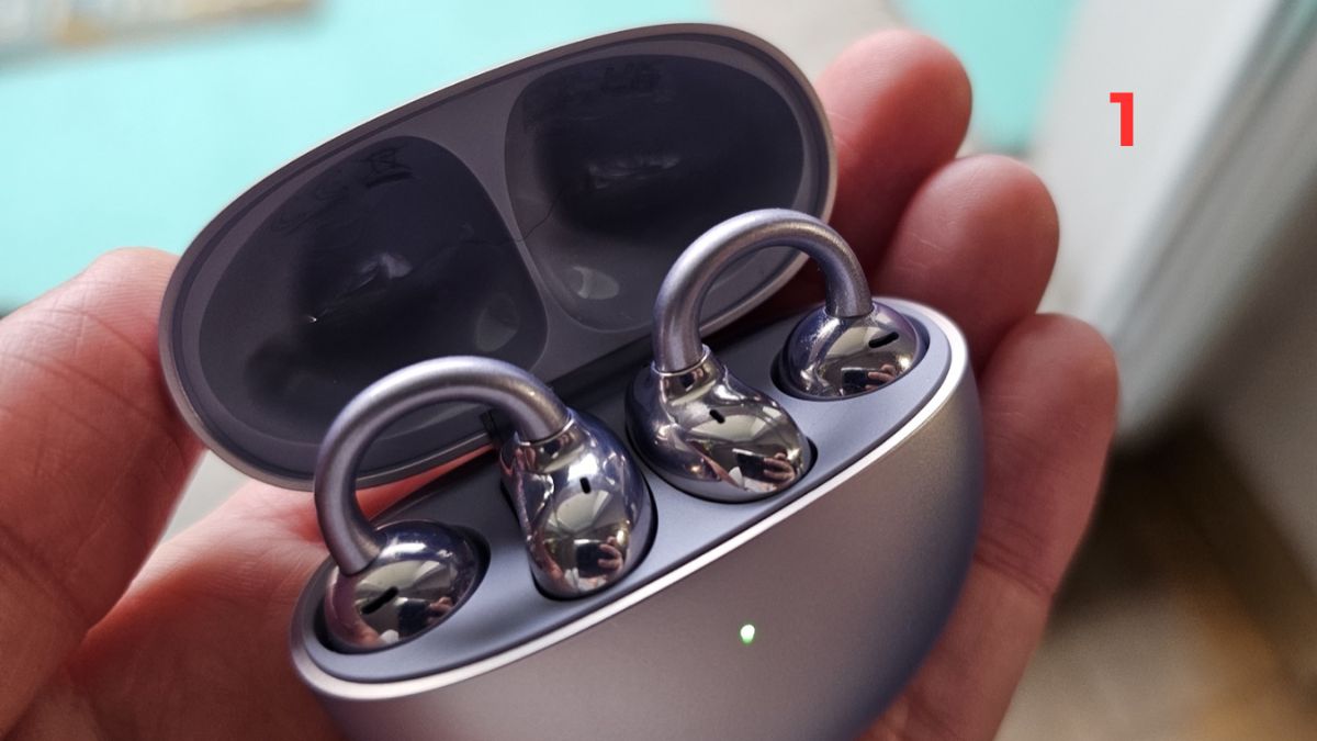 Mở nắp hộp sạc để bắt đầu cách kết nối tai nghe Huawei qua ứng dụng AI Life.