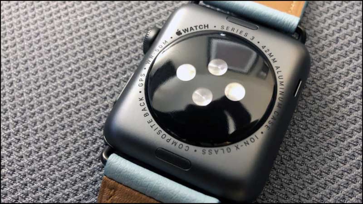 Quan sát thông tin khắc ở mặt lưng là cách kiểm tra apple watch đời nào khi máy tắt nguồn.