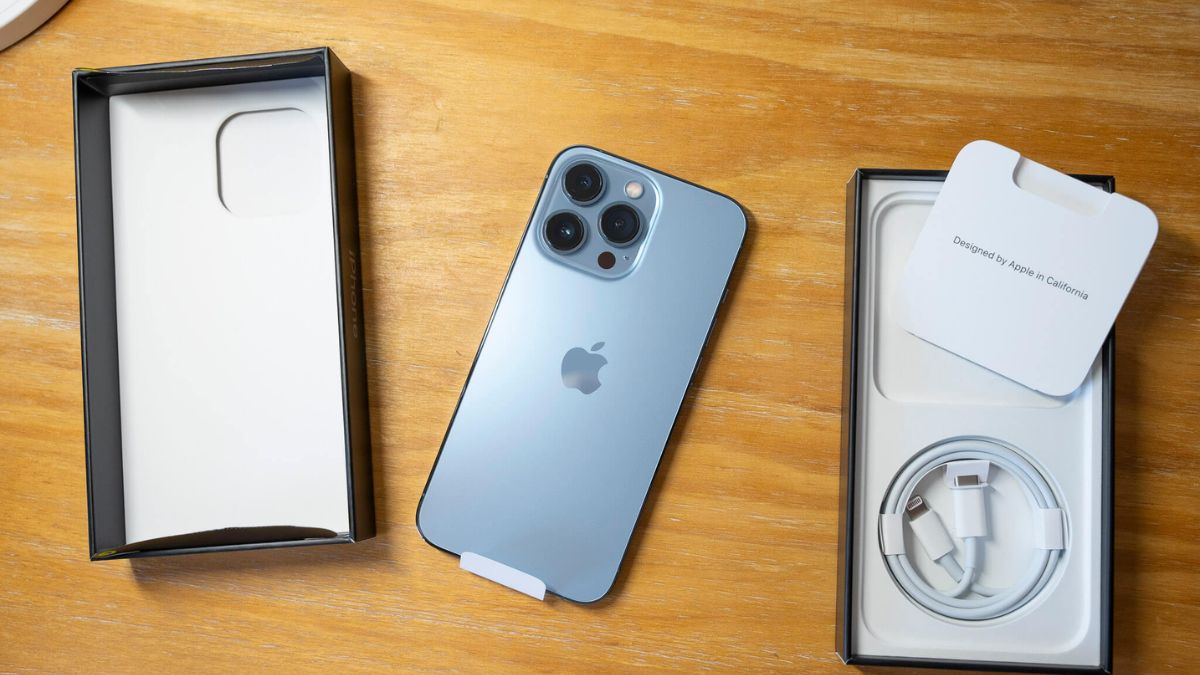 Kiểm tra hộp và phụ kiện là bước quan trọng trong cách kiểm tra iphone 13 pro max thật giả