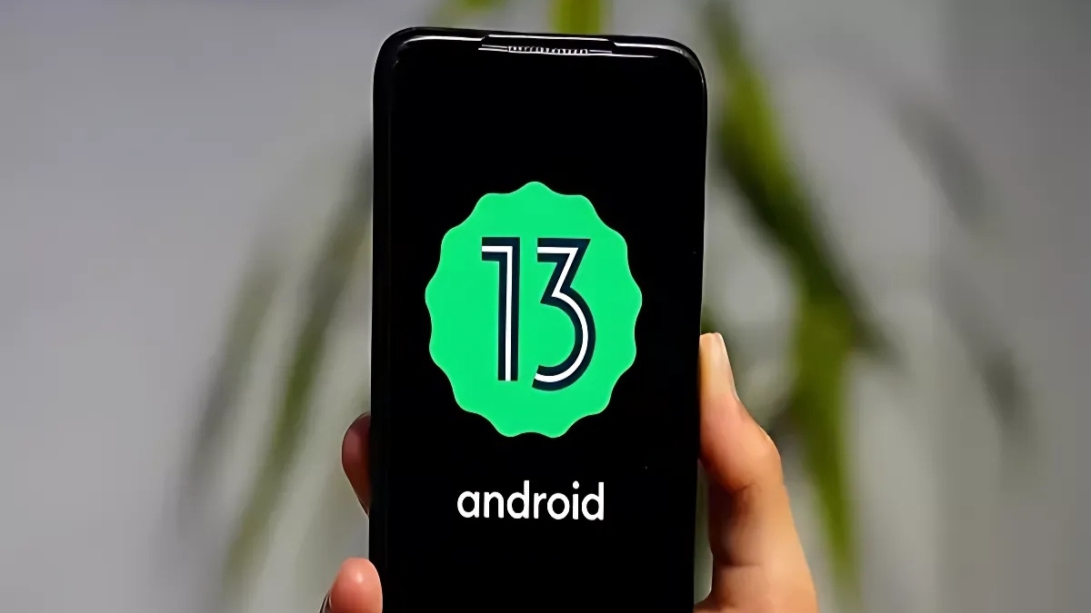 Cách kiểm tra phiên bản android trên điện thoại, phiên bản Android 13 hiển thị trên màn hình điện thoại, minh họa việc kiểm tra hệ điều hành.