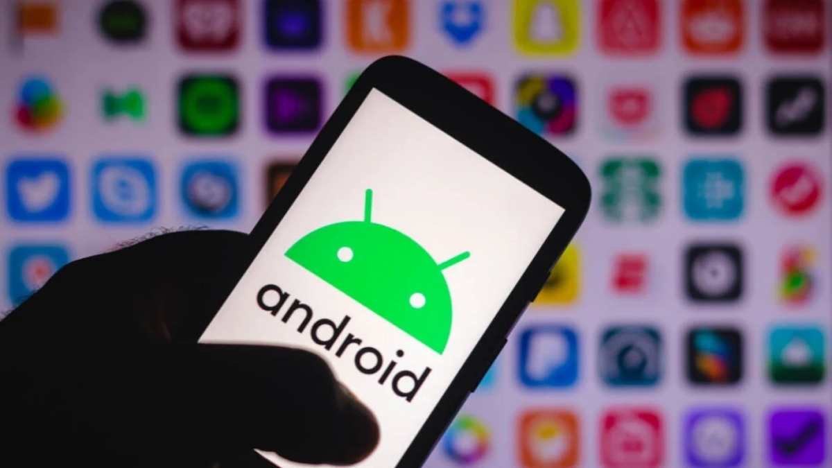 Cách kiểm tra phiên bản android, một người dùng đang kiểm tra ứng dụng tương thích trước khi nâng cấp hệ điều hành Android.