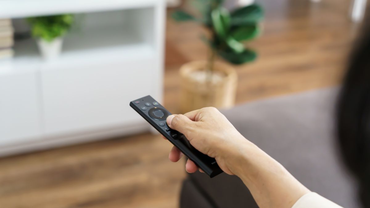 Dùng điều khiển để thực hiện cách mở kênh truyền hình trên tivi samsung