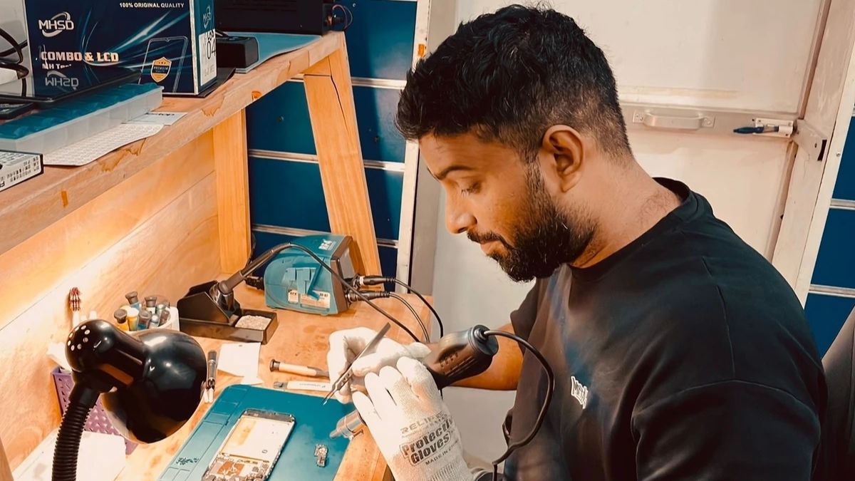 Mang máy đến trung tâm sửa chữa nếu không thể tự thực hiện cách mở khóa điện thoại nokia khi quên mật khẩu.