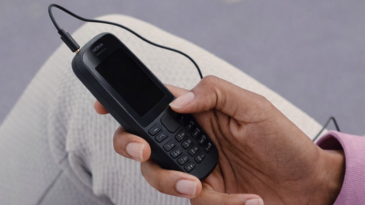 Cắm tai nghe 3.5mm làm ăng-ten để thực hiện cách mở loa ngoài điện thoại Nokia khi nghe FM.